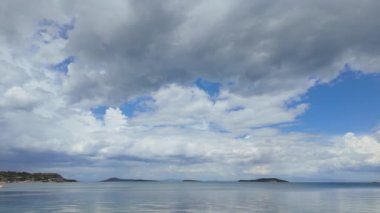 Arkasında dağlar olan büyük bir su kütlesi. Yüksek kalite 4k görüntü