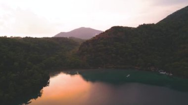 Oludeniz ve Fethiye 'nin mavi lagünü ve sualtı ölü denizinin insansız hava aracının muhteşem panoramik manzarası. - Evet. Yüksek kalite 4k görüntü