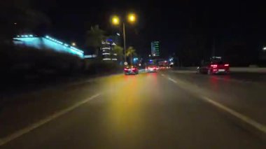 Gece şehir yolunda giden araba. Hiperhız. Yüksek kalite 4k görüntü