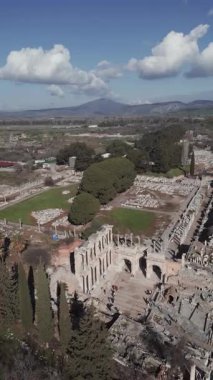 Güneşli bir günde antik Ephesus şehrinin, Celsus kütüphanesinin ve antik Roma tiyatrosunun insansız hava aracı görüntüleri. Yüksek kalite 4k görüntü