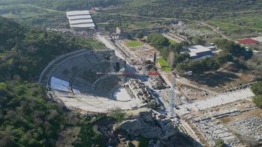 Güneşli bir günde antik Ephesus şehrinin, Celsus kütüphanesinin ve antik Roma tiyatrosunun insansız hava aracı görüntüleri. Yüksek kalite 4k görüntü