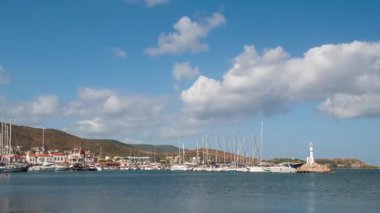 Hızla hareket eden yağmur bulutları ve dalgaları. Yüksek kalite 4k görüntü