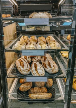 Tam buğday ekmeği, büyükanne ekmeği, çavdar ekmeği, dünya şampiyonu ekmeği, taze yapılmış ve çok iştah açıcı bir görünüşle