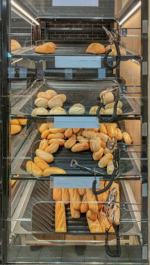 Kırsal kesim, mini kırsal kesim, küçük pireler ve ekmekler. Ekmek fırından taze çıktı ve yemeye hazır.