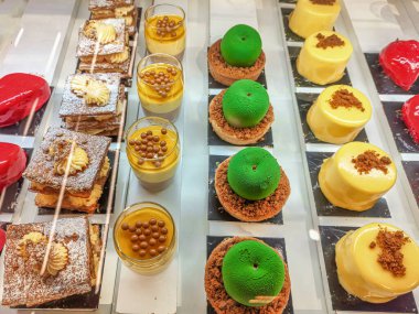 Yeşil, sarı, kırmızı, puf böreği, muhallebi, tart gibi muhteşem renklerde pastalar.