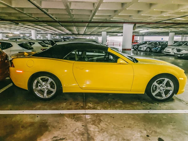 停在地下停车场的美国黄色跑车 — 图库照片