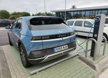 Santa Ursula, İspanya 19 Temmuz 2023 Hyundai IONIQ 5 elektrik yüklü büyük bir açık hava otoparkında. Bu aşırı hızlı şarj sistemine sahip bir CUV Crossover Utility Aracı
