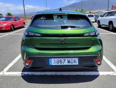 LA OROTAVA, SPAIN - 22 Temmuz 2023: Peugeot 308 in green color in a exterior park, compact and cat design with sharp lines. Elektrikli motor, prize takılı hibrit, benzin ya da dizel.