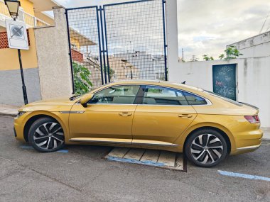 Santa Ursula, İspanya - 15 Eylül 2023: caddeye park edilmiş bir Volkswagen Arteon 'un yan görüntüsü. Bu araba bir sedanın zarif siluetini en sportif karakterle harmanlıyor, son teknoloji ürünü bir araç ve etkileyici bir tasarım sunuyor..