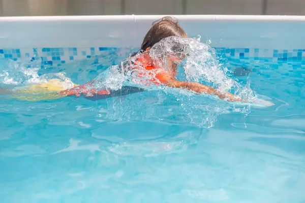 Joven Nadador Trajes Baño Protectores Practica Golpes Una Piscina Residencial —  Fotos de Stock