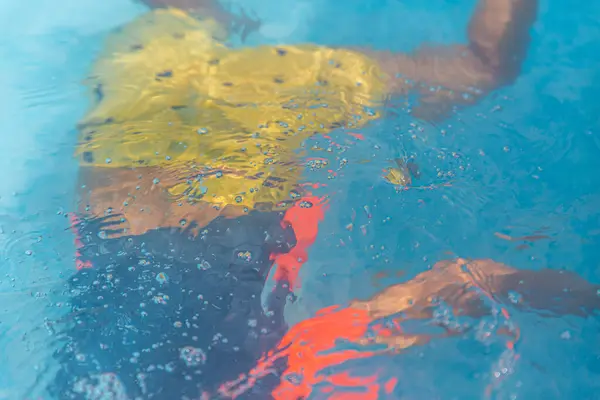 Подводный Вид Ребенка Плавающего Бассейне Искаженными Отражениями Цветами — стоковое фото