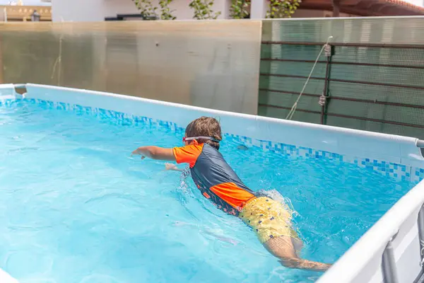 Junge Bunter Badebekleidung Stürzt Beim Schwimmtraining Pool — Stockfoto
