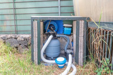 Pompa, filtre ve hortumlar da dahil olmak üzere havuz filtreleme sistemi, arka bahçedeki havuz bakımı için hayati önem taşıyor..