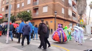 VALENCIA, İSPA 08, 2025: Deniz yaratıkları ve fantezi kıyafetleri de dahil olmak üzere canlı ve yaratıcı kostümler giyen insanlar, Valencia Fallas 'daki şenlik yürüyüşü sırasında şehir sokaklarında yürürler.