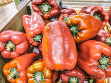 Bir demet kırmızı biber üst üste yığılır. Biberlerin hepsi farklı boyutlarda ve şekillerde, ama hepsinin rengi aynı. Bolluk ve çeşitlilik kavramı