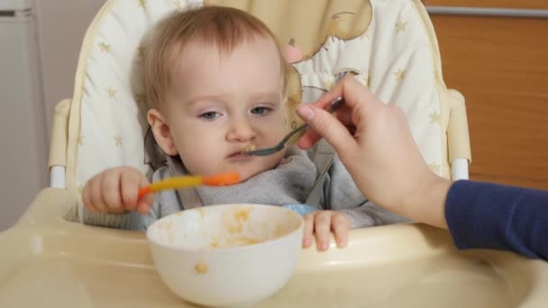 Closeup Mother Feeding Porridge Her Baby Son Spoon Concept Parenting — 비디오