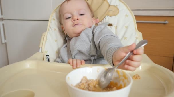Portret Małego Chłopca Robiącego Bałagan Jedząc Owsiankę Samemu Pojęcie Rodzicielstwa — Wideo stockowe