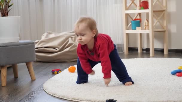 Yaşındaki Erkek Bebek Ayağa Kalktı Oturma Odasında Halıya Ilk Adımı — Stok video