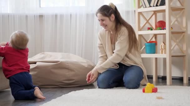 Boldog Nevető Anya Éljenzett Miközben Kisfia Megtette Első Lépéseket Padlón — Stock videók