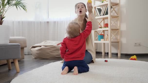 Jovem Mãe Ensinando Seu Filhinho Andando Dando Lhe Brinquedos Desenvolvimento — Vídeo de Stock