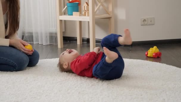 Bayi Laki Laki Lucu Berbaring Dan Berguling Guling Karpet Lembut — Stok Video