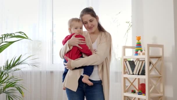 Aranyos Kisfiú Portréja Amint Anyját Ölelgeti Miközben Játszik Vele Nagy — Stock videók