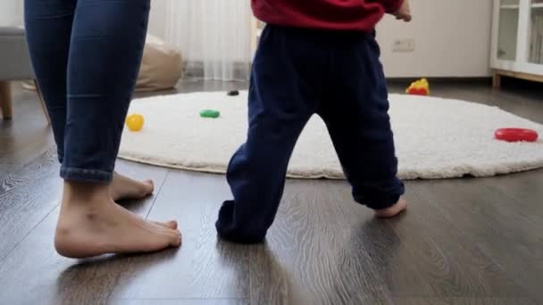 Zbliżenie Matki Małym Chłopcem Chodzącym Miękkim Dywanie Salonie Rozwój Dziecka — Wideo stockowe