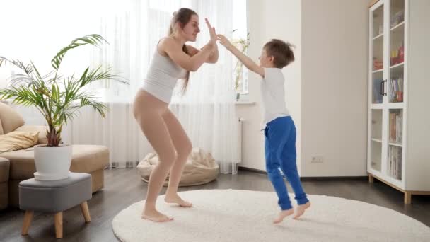 Vrolijke Moeder Jarige Zoon Die Samen Thuis Dansen Familie Die — Stockvideo