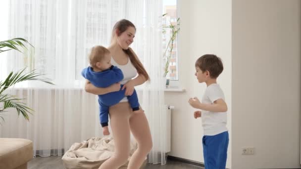 Gelukkige Lachende Moeder Met Haar Zoons Die Thuis Spelen Dansen — Stockvideo