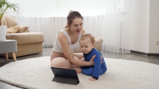 Młoda Matka Małym Chłopcem Oglądającym Online Kurs Fitness Tablecie Wykonującym — Wideo stockowe