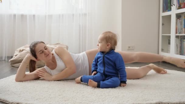 Piękna Uśmiechnięta Kobieta Leżąca Dywanie Synkiem Wykonująca Ćwiczenia Fitness Rodzinna — Wideo stockowe