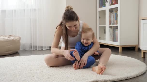 Schöne Junge Mutter Macht Stretching Und Massage Für Ihren Jährigen — Stockvideo