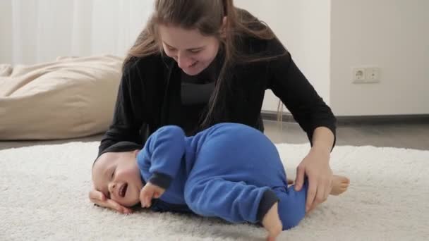 Die Junge Fürsorgliche Mutter Turnt Und Streckt Ihren Kleinen Jungen — Stockvideo