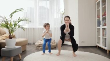 Genç bir anne ve oğlu evde oturuyorlar. Beden eğitimi dersinde. Aile sağlığı, aktif yaşam tarzı, ebeveynlik ve çocuk gelişimi.