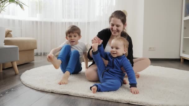 Szczęśliwa Uśmiechnięta Rodzina Dwoma Małymi Chłopcami Ćwiczącymi Jogę Fitness Domu — Wideo stockowe