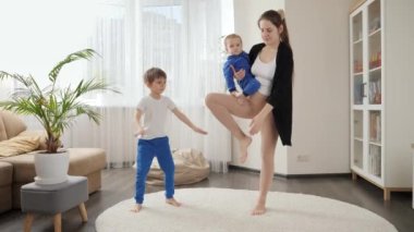 Genç anne evde çocuklarına bakarken yoga ve meditasyon yapmakla meşgul. Aile sağlığı, aktif yaşam tarzı, ebeveynlik ve çocuk gelişimi.