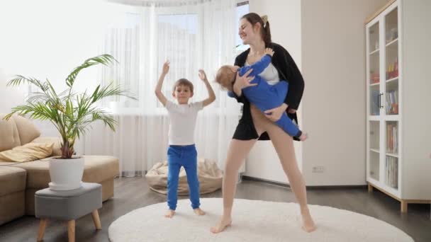 Zabawne Ujęcie Dwóch Małych Chłopców Tańczących Młodą Matką Domu Rodzina — Wideo stockowe