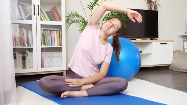 Giovane Donna Sorridente Seduta Sul Fitness Fare Esercizi Stretching Concetto — Video Stock
