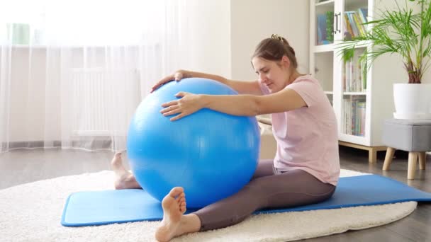Mulher Sorridente Esticando Músculos Das Costas Aquecendo Com Fitball Antes — Vídeo de Stock