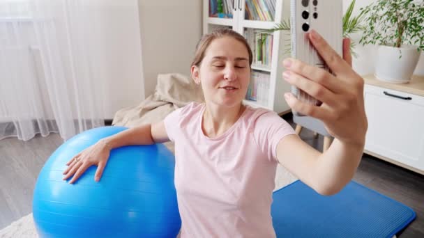 Portret Młodej Blogerki Sportowej Kręcącej Wideo Mediów Społecznościowych Treningu Fitness — Wideo stockowe