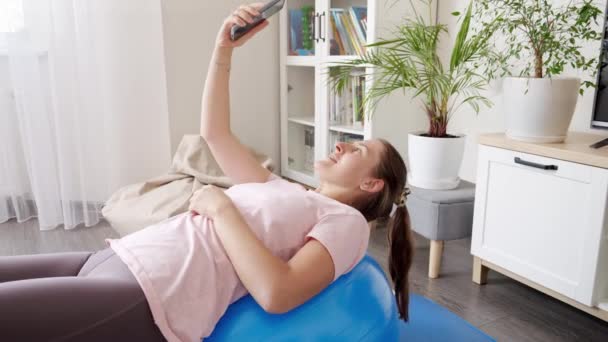 Mladá Žena Blogger Dělá Cvičení Fitball Natáčení Videa Pro Její — Stock video