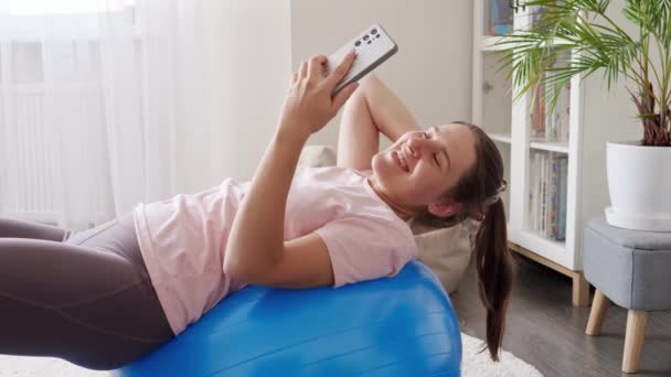 Стоковые Видео Woman Gym Selfie ⬇ Скачать Футажи Woman Gym Selfie.