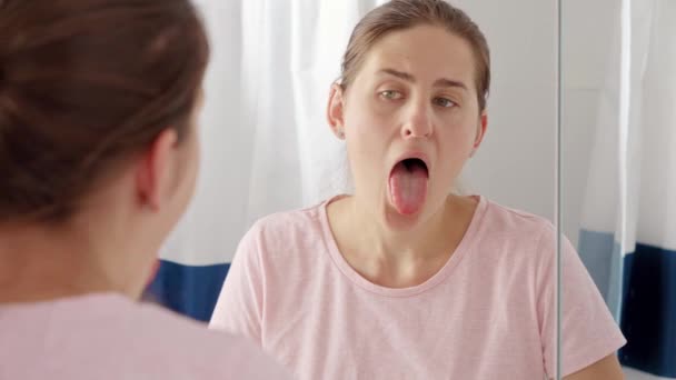 Mladá Žena Stojí Zrcadla Kontroluje Jazyk Jestli Nemá Plak Nemoci — Stock video