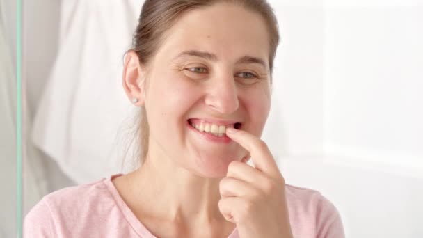 Retrato Close Mulher Jovem Esfregando Raspando Placa Dentes Com Dedo — Vídeo de Stock