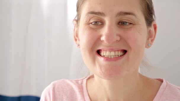Gros Plan Femme Examinant Ses Dents Vérifiant Plaque Dentaire Concept — Video
