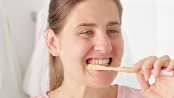 Zeitlupenaufnahme Einer Jungen Frau Die Sich Die Zähne Putzt Und — Stockvideo