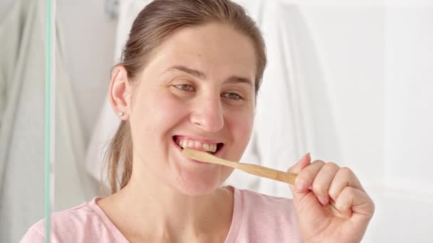 Усміхнена Брюнетка Чистить Зуби Дерев Яною Зубною Щіткою Ванній Концепція — стокове відео