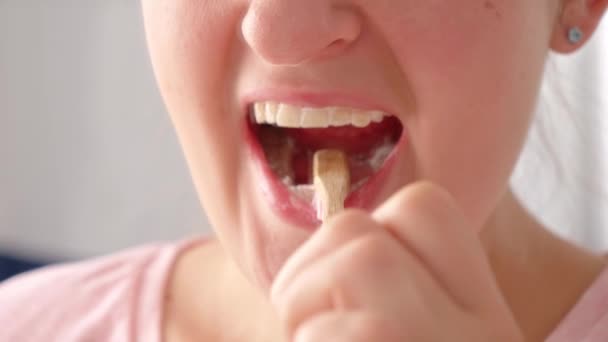 Макро Знімок Жінки Чистить Зуби Дерев Яною Зубною Щіткою Концепція — стокове відео