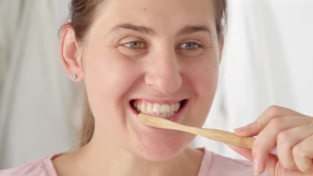 Κοντινό Πορτραίτο Νεαρής Μελαχρινής Γυναίκας Που Φροντίζει Δόντια Της Και — Αρχείο Βίντεο