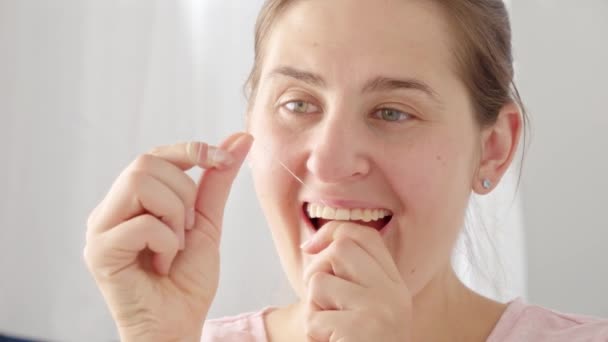 Fechar Boca Jovem Morena Cuidando Dos Dentes Usando Fio Dental — Vídeo de Stock